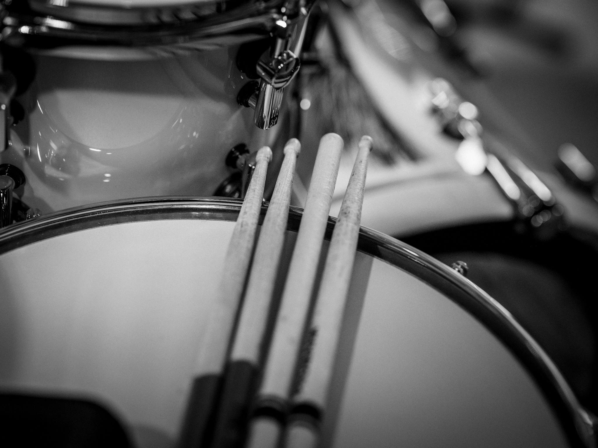 Schlagzeug mit Drumsticks