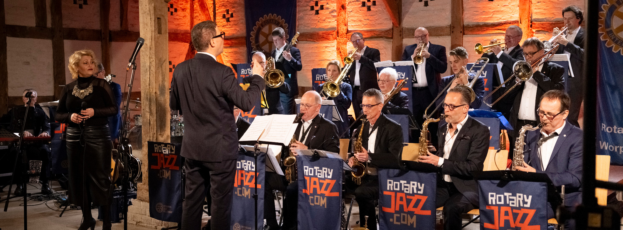 International Rotary Big Band in Konzertbeleuchtung