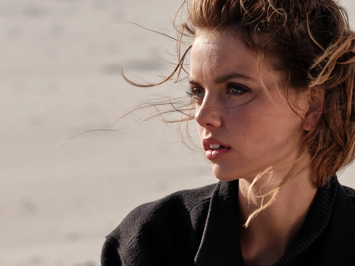 Charlotte im Wind am Strand