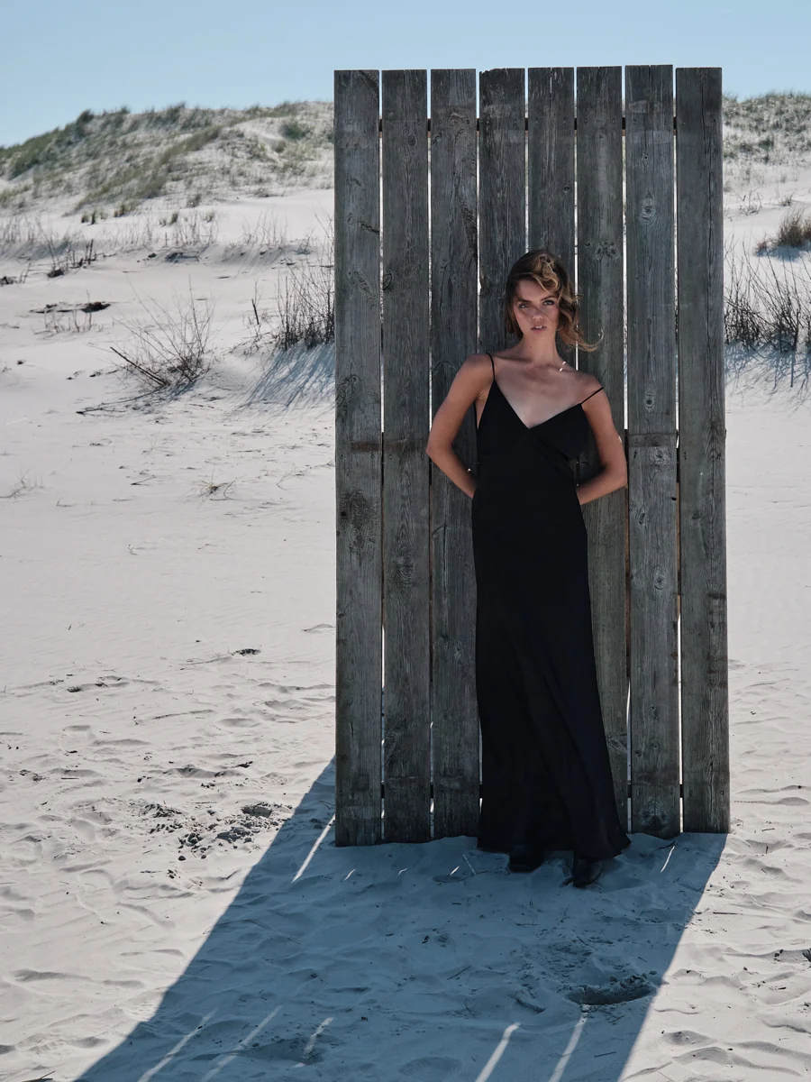 Charlotte vor Holzwand auf Norderney