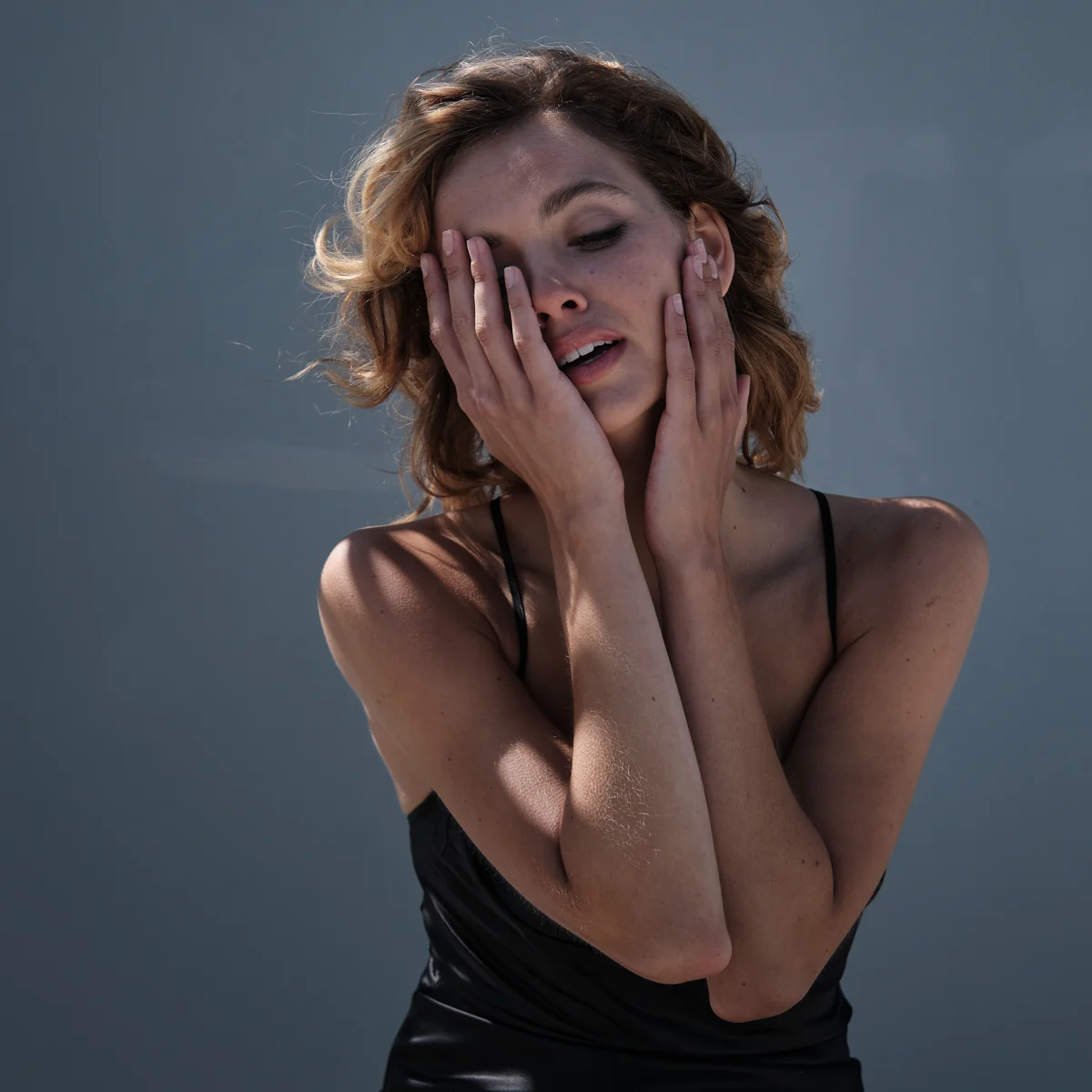 Beauty-Portrait mit Händen