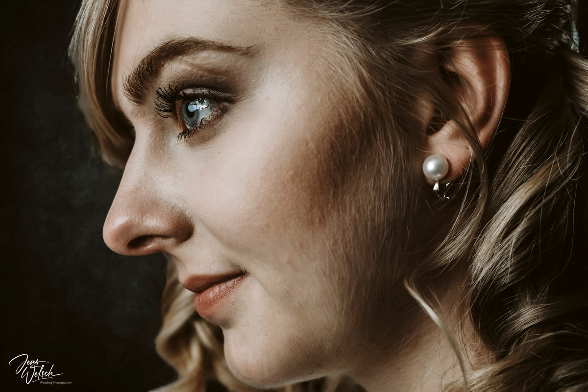 welsch-hochzeitsfotograf-braut-ohrring-perle-standesamt-worpswede