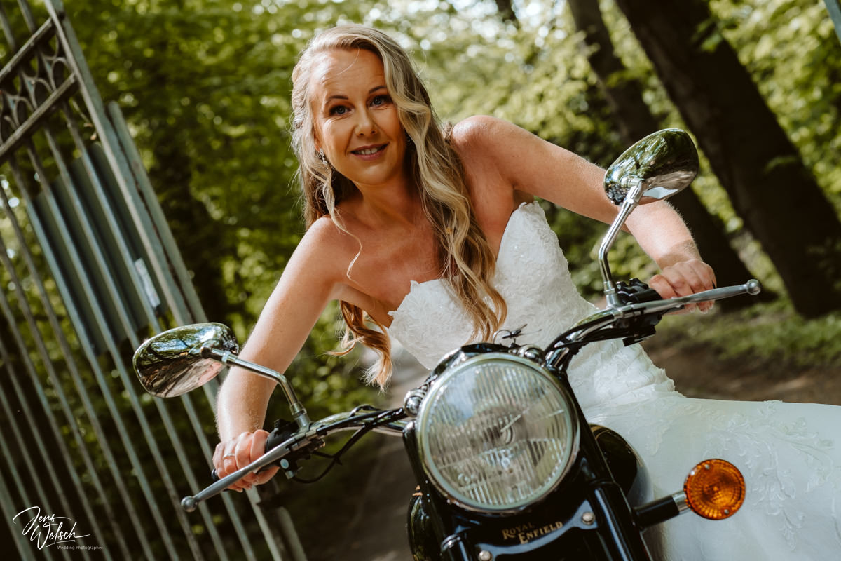 hochzeitsfotograf-jens-welsch-rockerbraut-motorrad