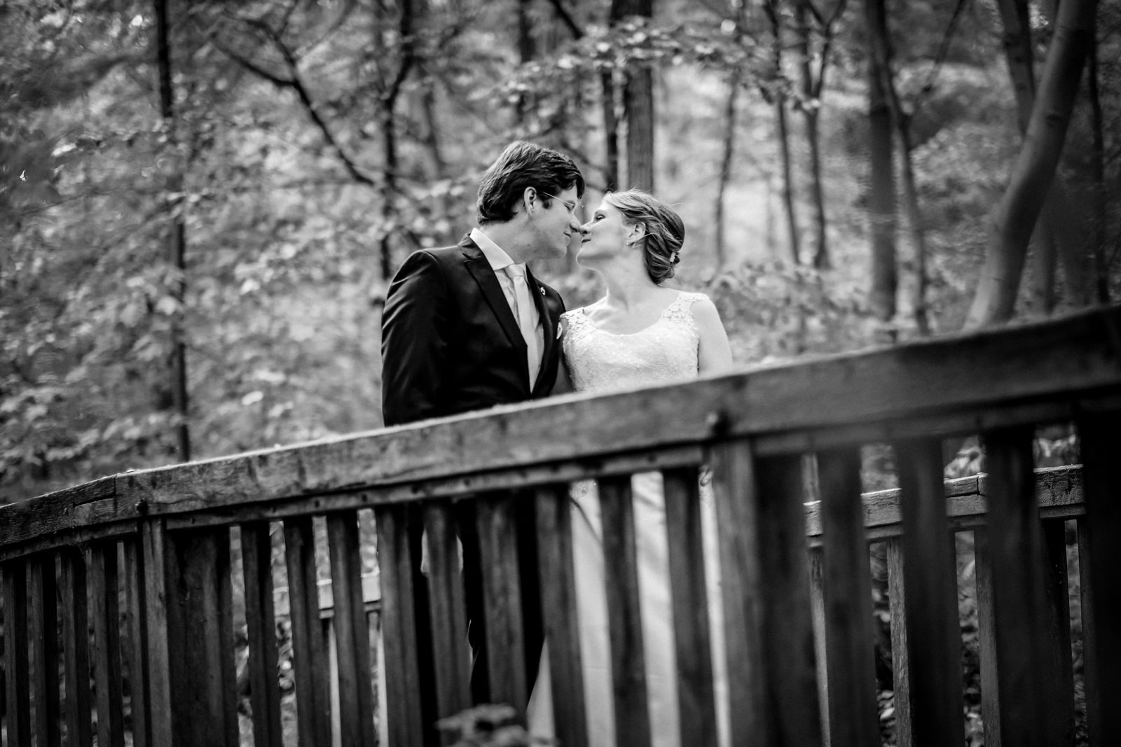 brautpaar-auf-bruecke-in-hannover