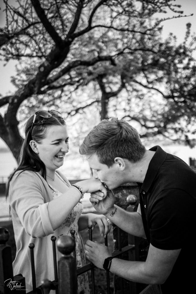 handkuss-mit-hochzeitsantrag