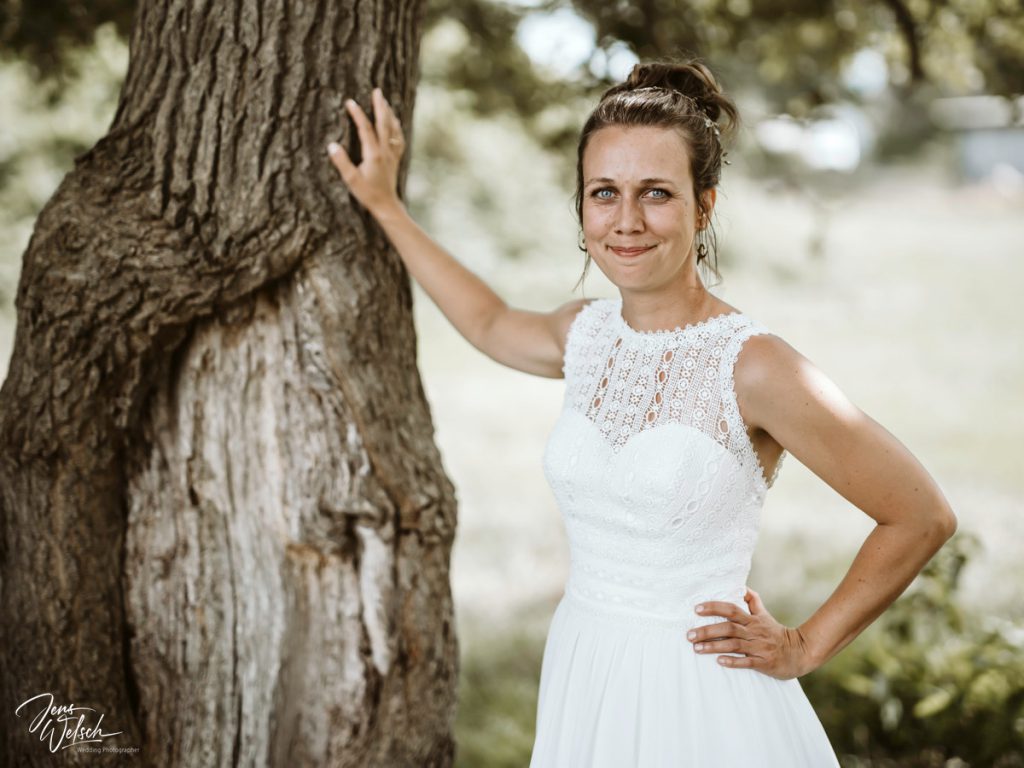 brautpaarshooting-worpswede-hochzeitskleid-pony-bräutigam