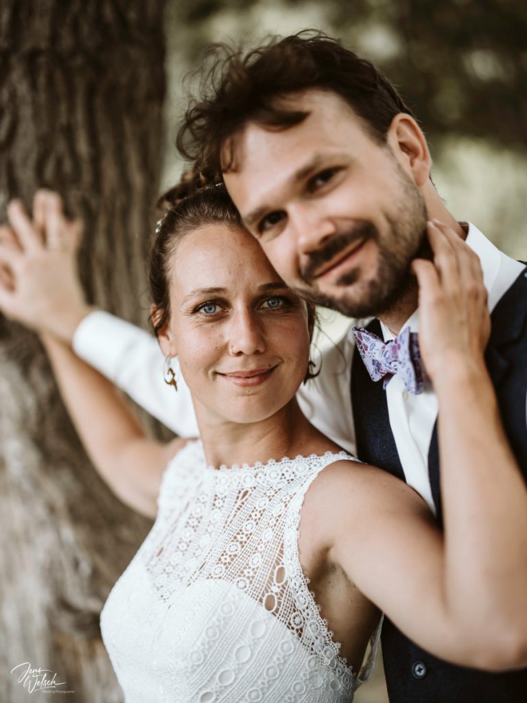 brautpaarshooting-worpswede-hochzeitskleid-pony-bräutigam