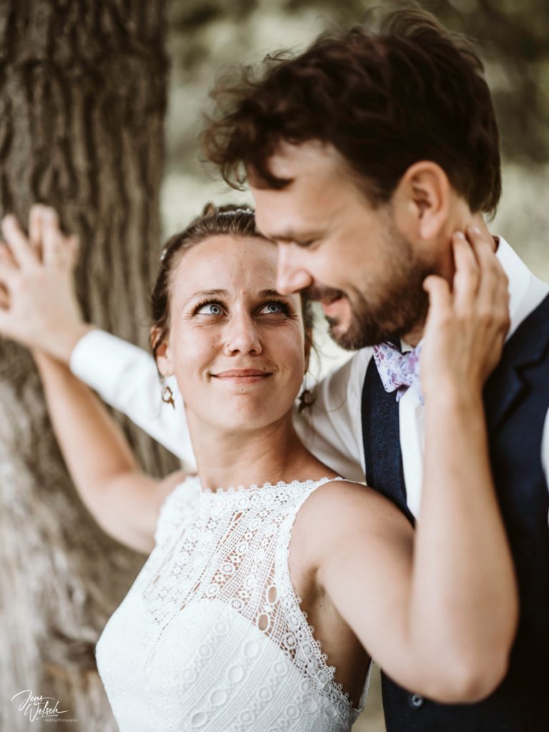 brautpaarshooting-worpswede-hochzeitskleid-pony-bräutigam