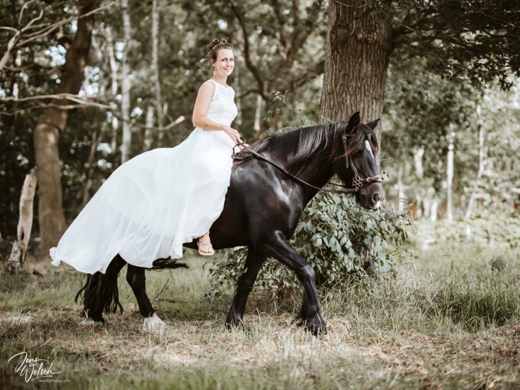 brautpaarshooting-pferd-braut-hochzeitskleid-friese