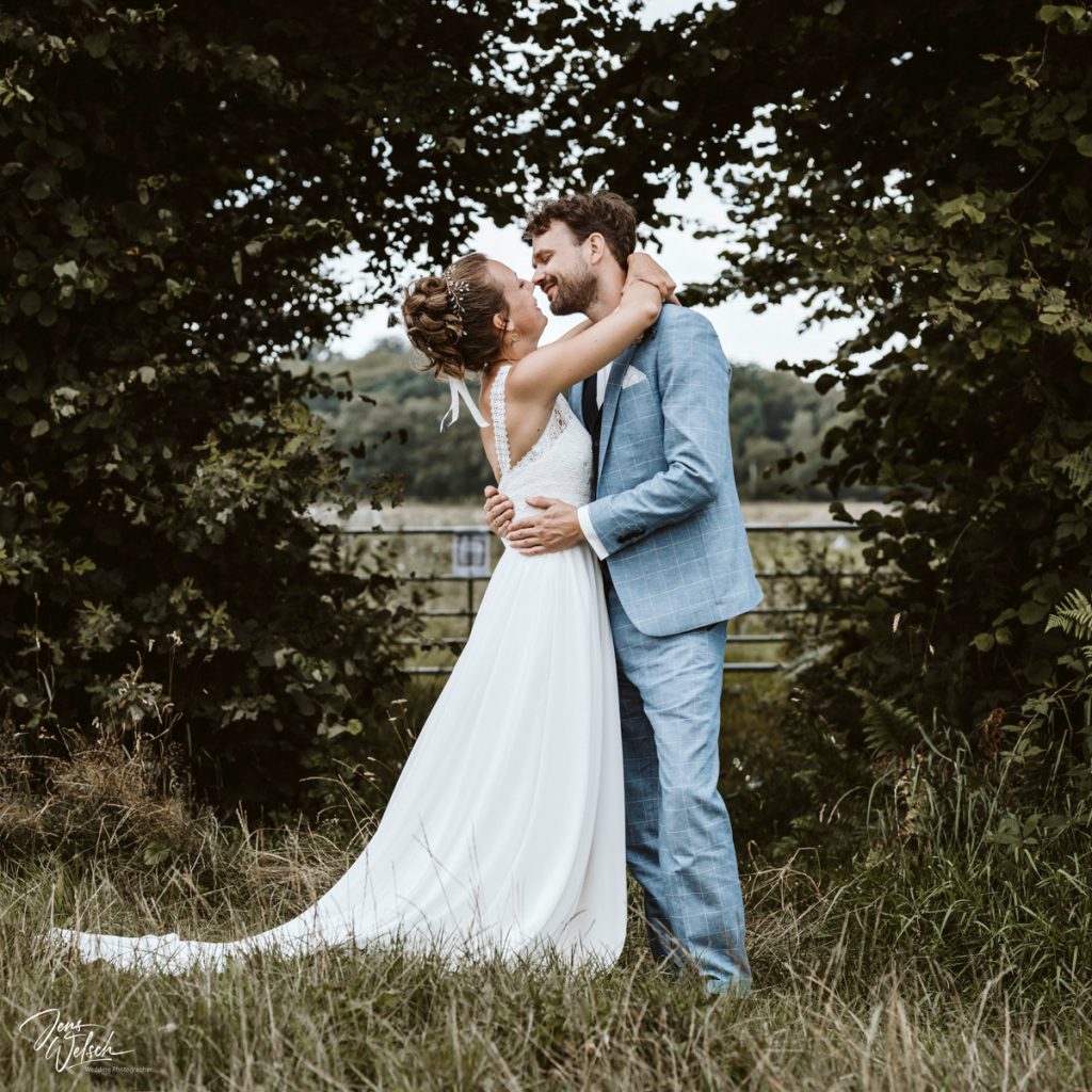 brautpaarshooting-worpswede-hochzeitskleid-hochzeitskuss