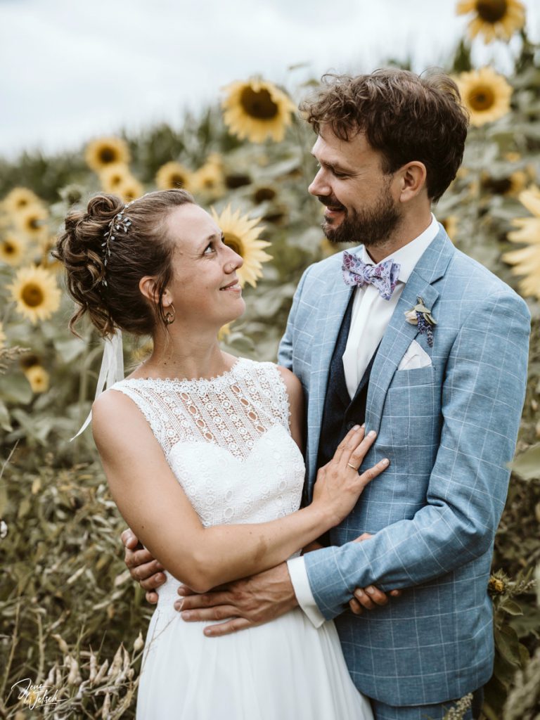 brautpaar-verliebt-sonnenblume