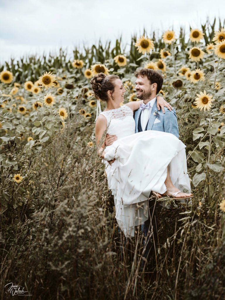 brautpaar-verliebt-sonnenblume