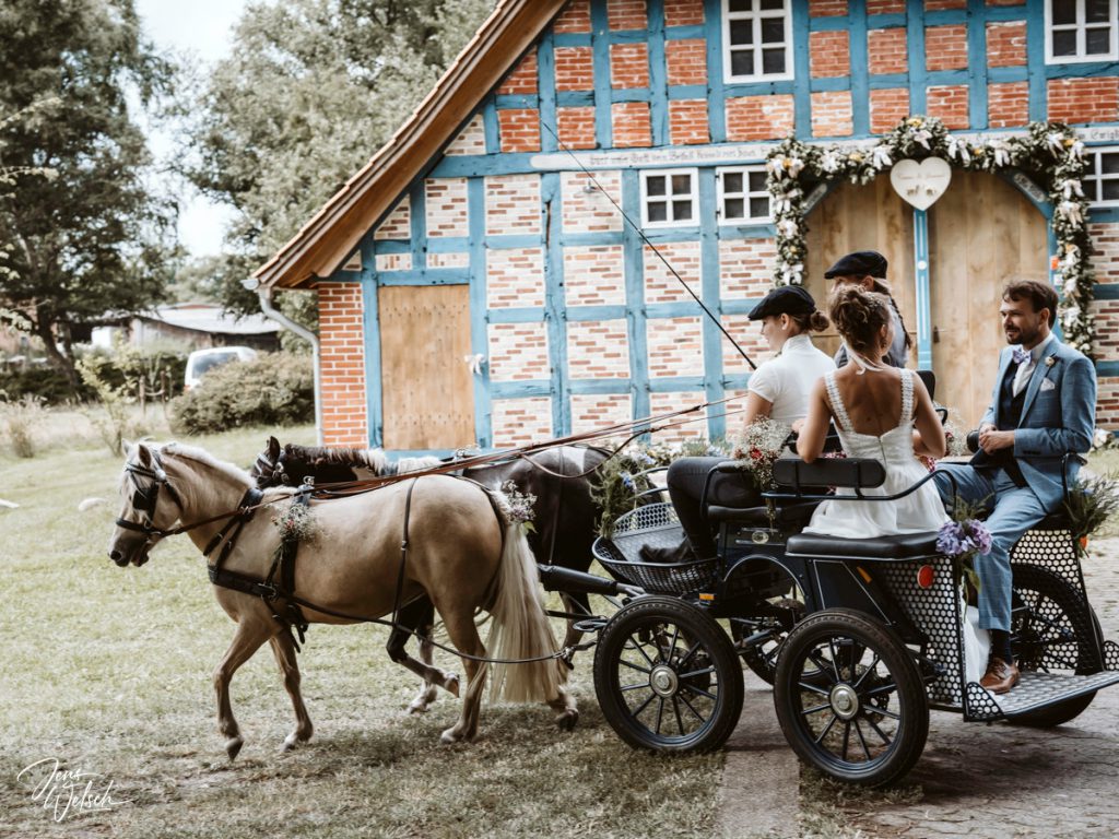 hochzeit-lilienthal-pony-kutsche-bauernhof