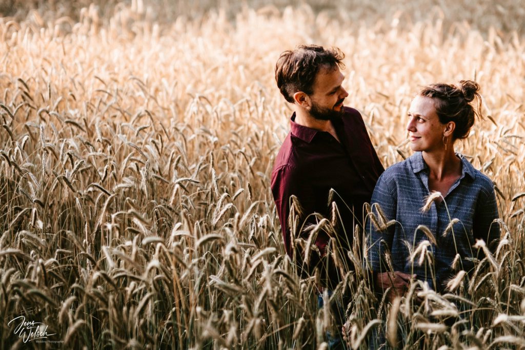 brautpaar-verliebt-im-kornfeld-worpswede