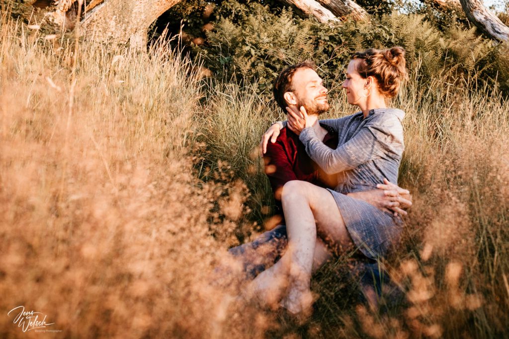 brautpaar-verliebt-im-kornfeld-worpswede