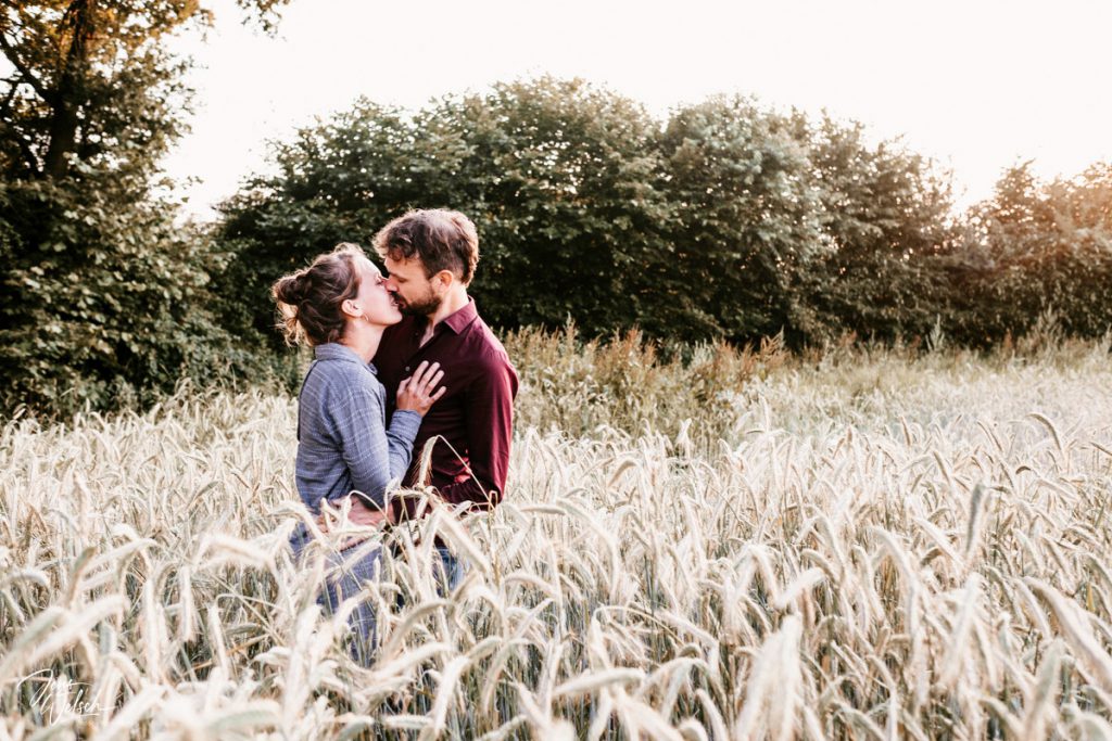 brautpaar-verliebt-im-kornfeld-worpswede
