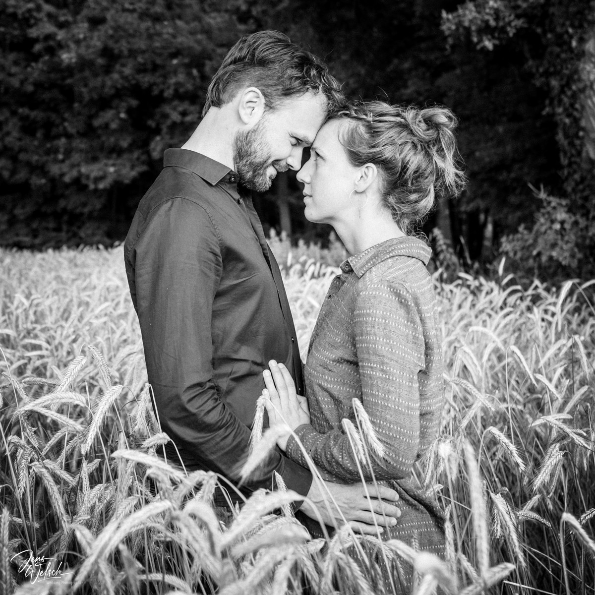 brautpaar-verliebt-im-kornfeld-worpswede
