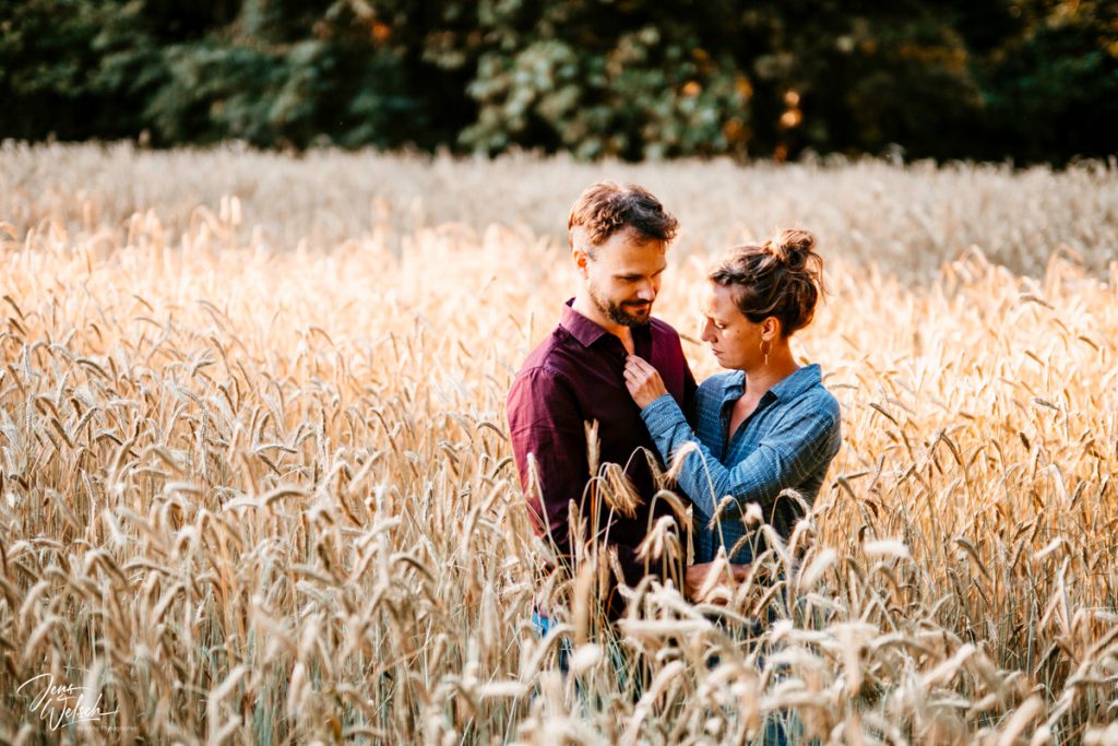 brautpaar-verliebt-im-kornfeld-worpswede