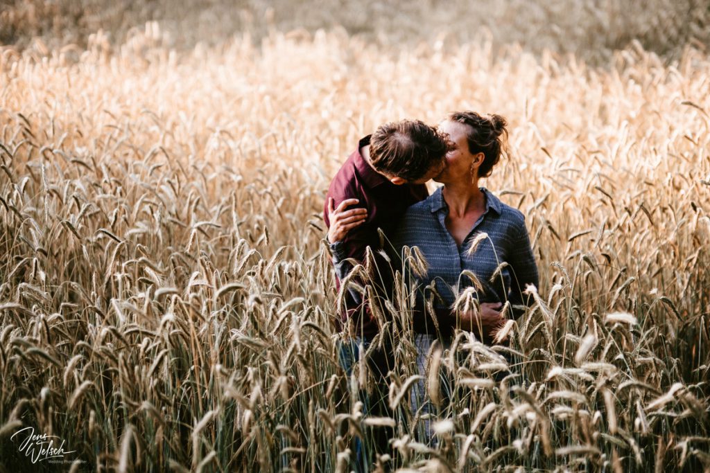 brautpaar-verliebt-im-kornfeld-worpswede