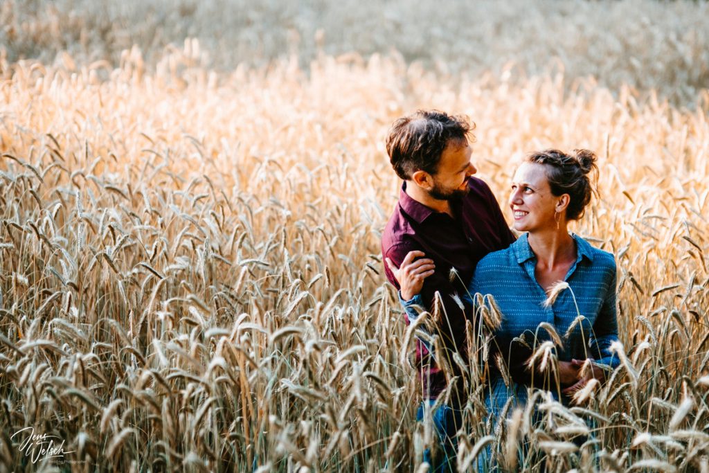 brautpaar-verliebt-im-kornfeld-worpswede