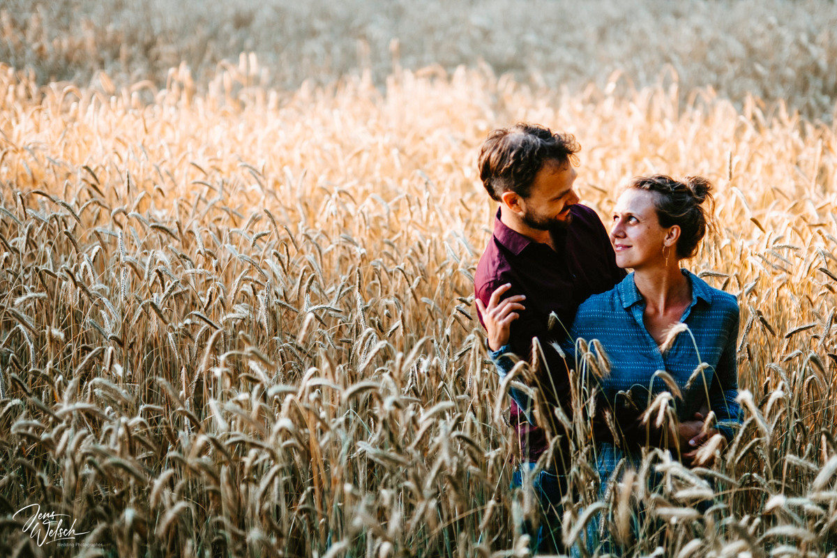 brautpaar-verliebt-im-kornfeld-worpswede