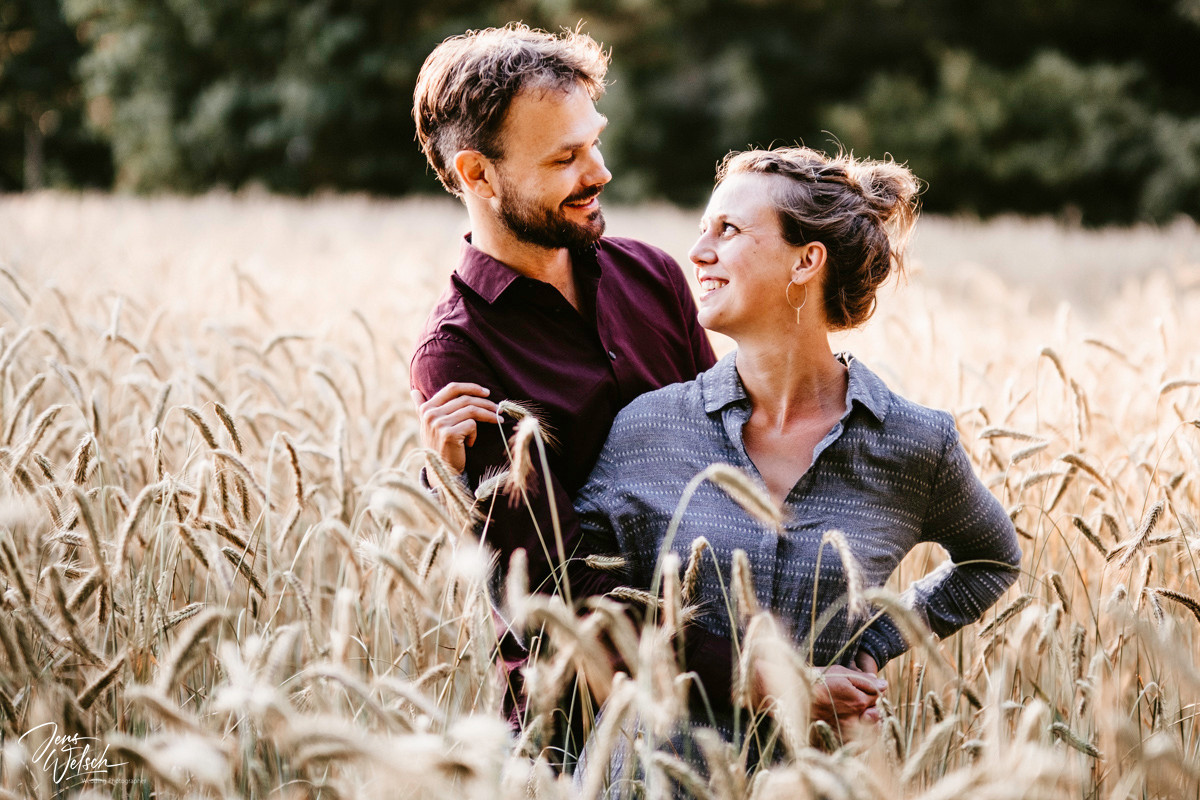 brautpaar-verliebt-im-kornfeld-worpswede