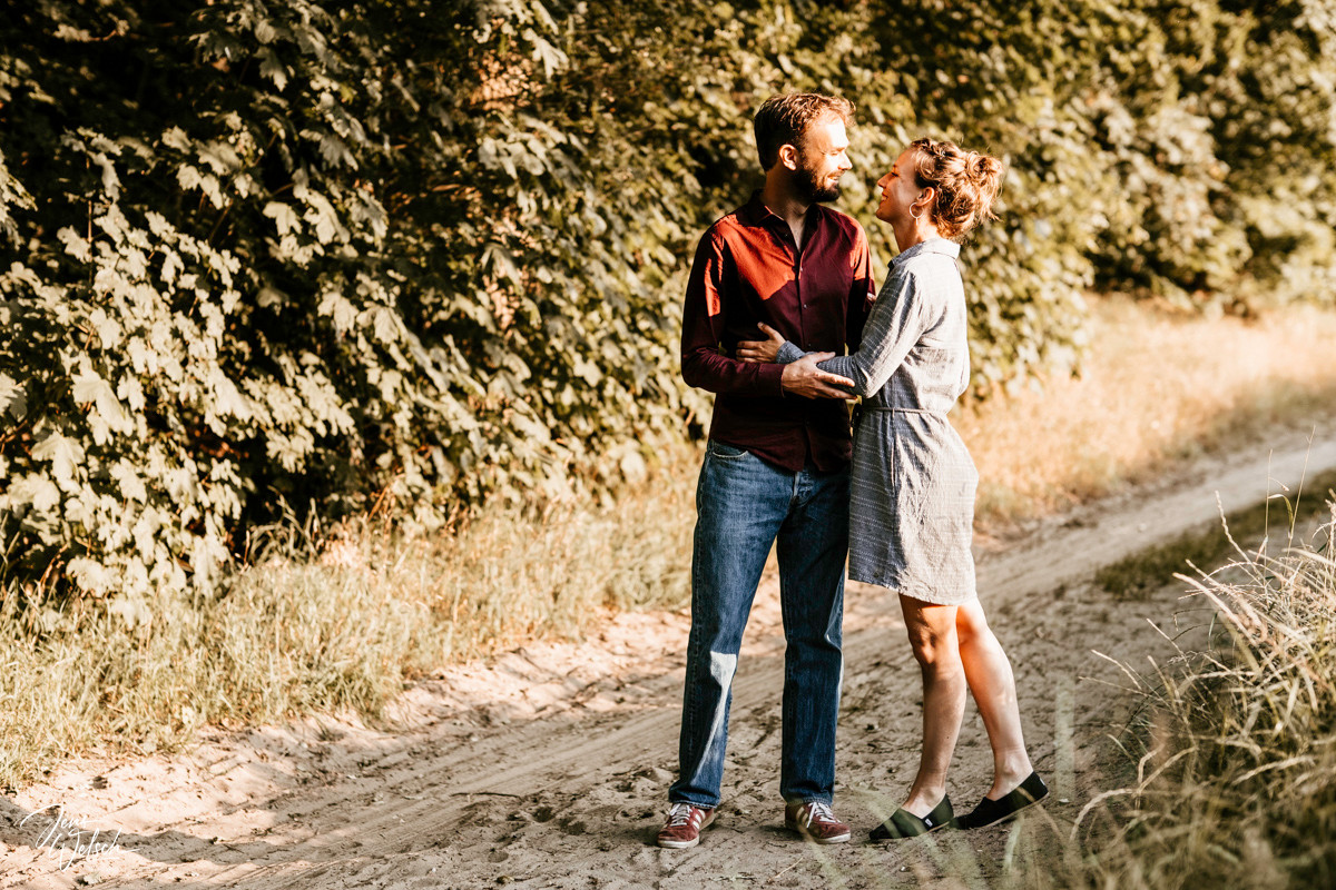 brautpaar-verliebt-in-worpswede