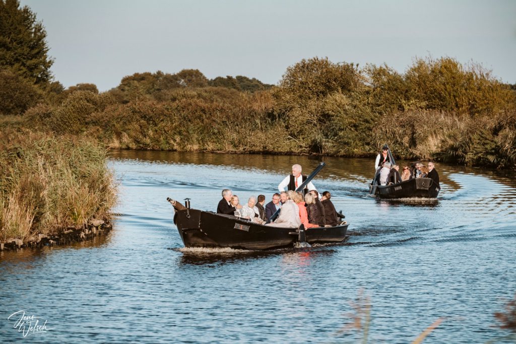 hochzeitsgesellschaft-torfkaehne-auf-der-hamme-neu-helgoland