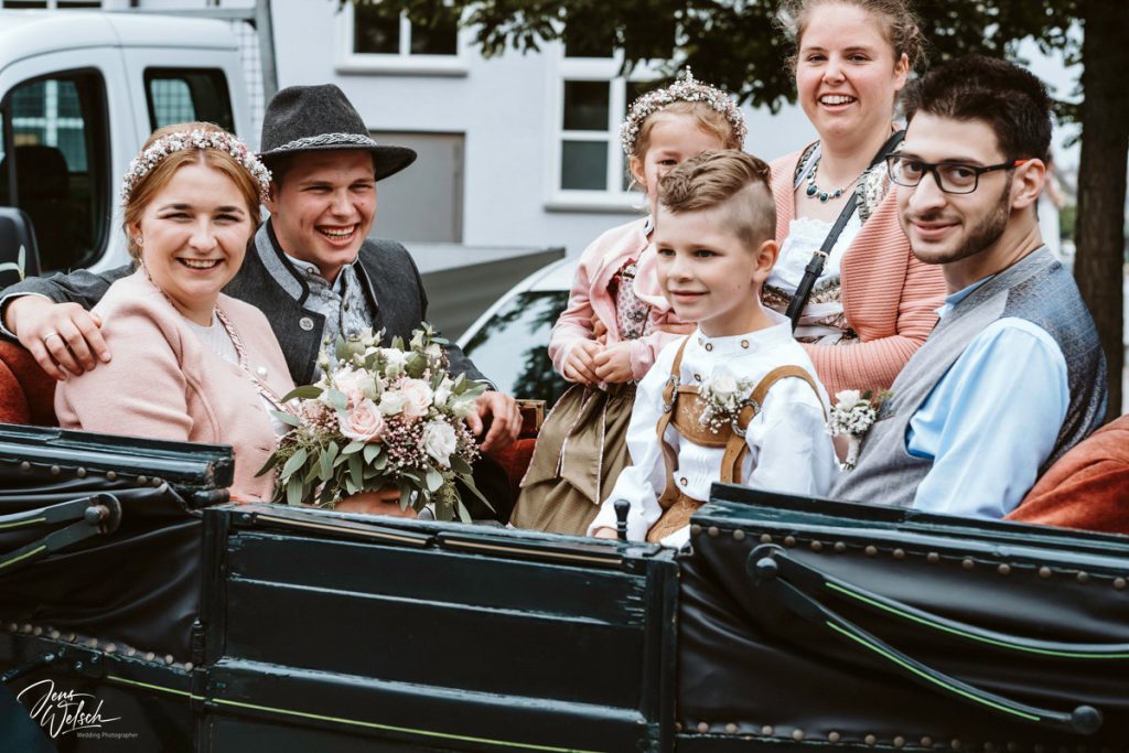 hochzeit-friedrichshafen-tettnang-brautpaar-verliebt-hochzeitskutsche