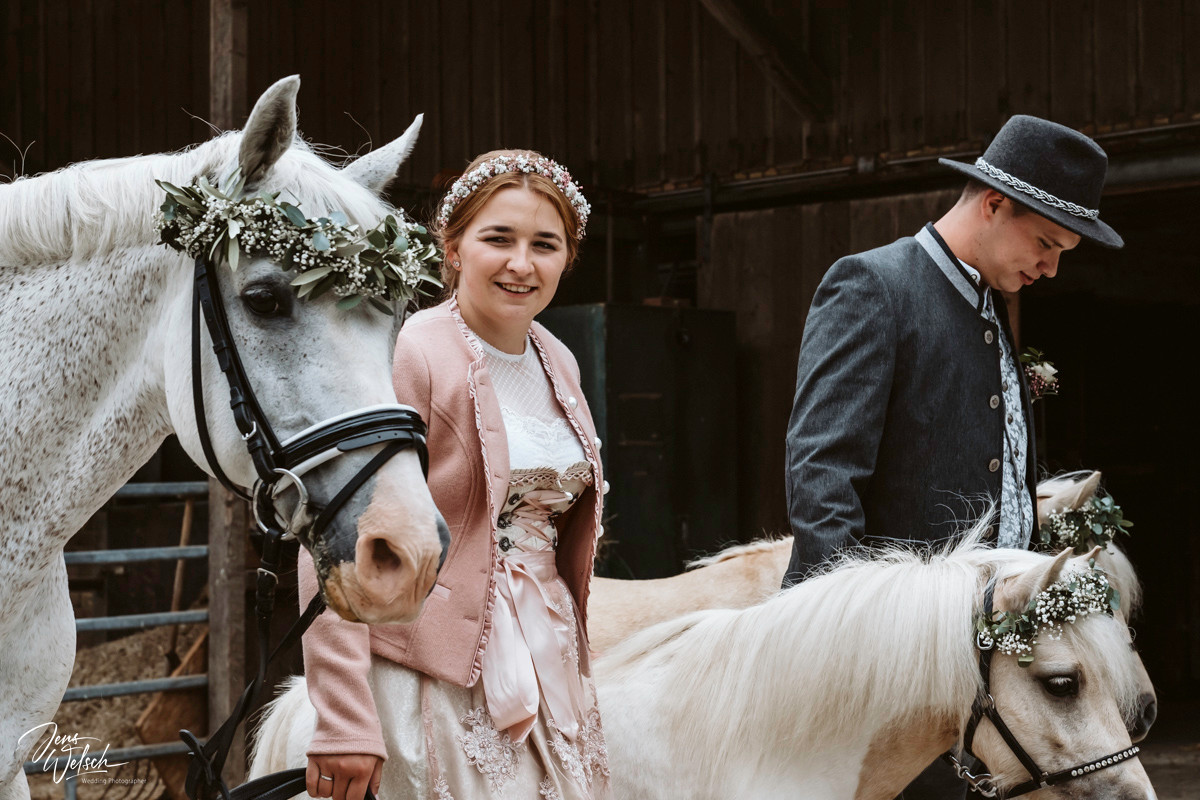 hochzeit-friedrichshafen-tettnang-brautpaar-ponyhof-verliebt