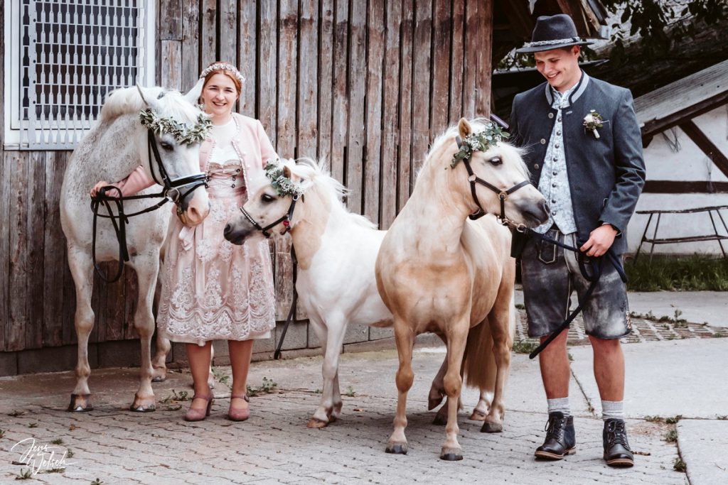 hochzeit-friedrichshafen-tettnang-brautpaar-ponyhof-verliebt