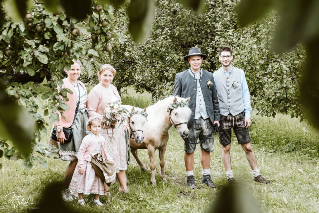 hochzeit-friedrichshafen-tettnang-brautpaar-ponyhof-verliebt