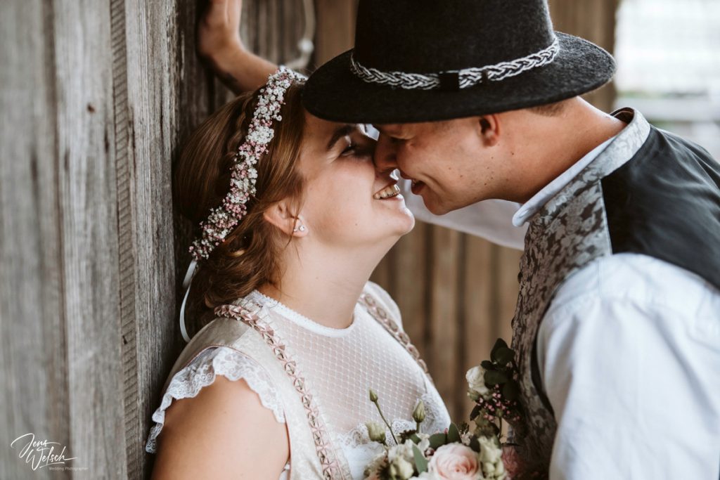 hochzeit-friedrichshafen-tettnang-brautpaar-ponyhof-verliebt-kuss