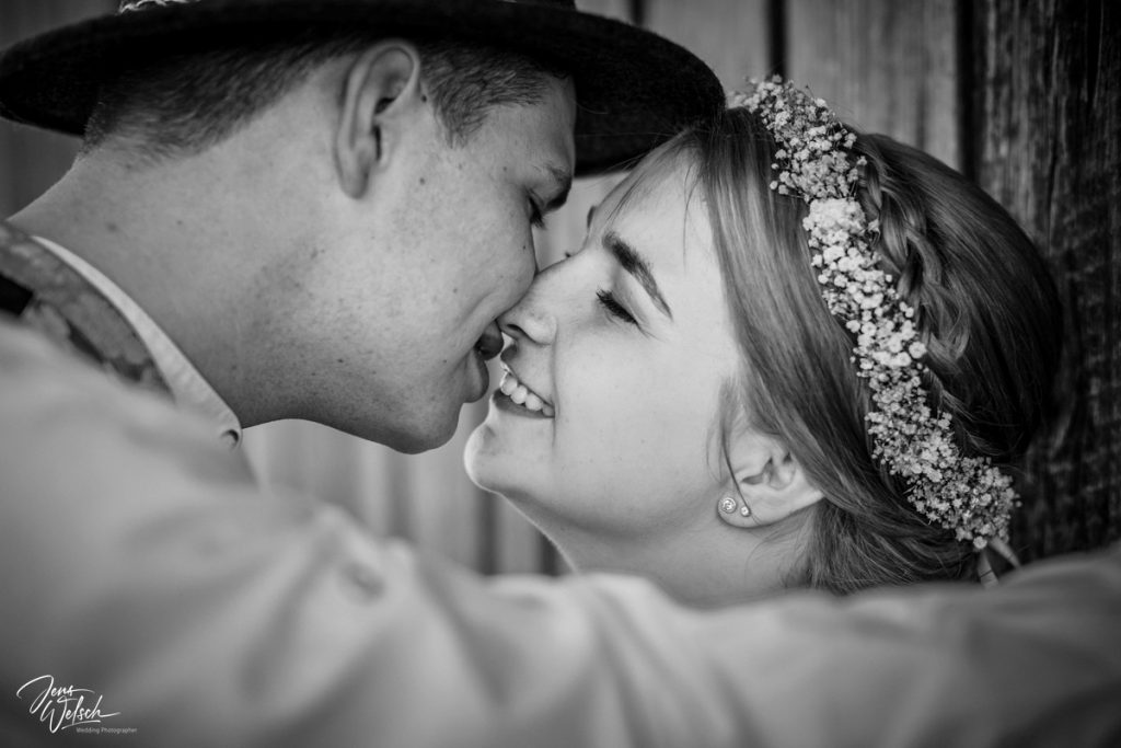 hochzeit-friedrichshafen-tettnang-brautpaar-ponyhof-verliebt-kuss