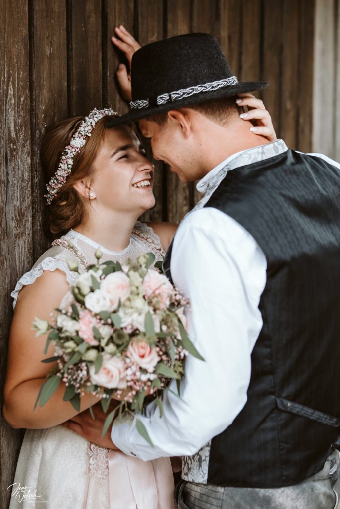 hochzeit-friedrichshafen-tettnang-brautpaar-ponyhof-verliebt