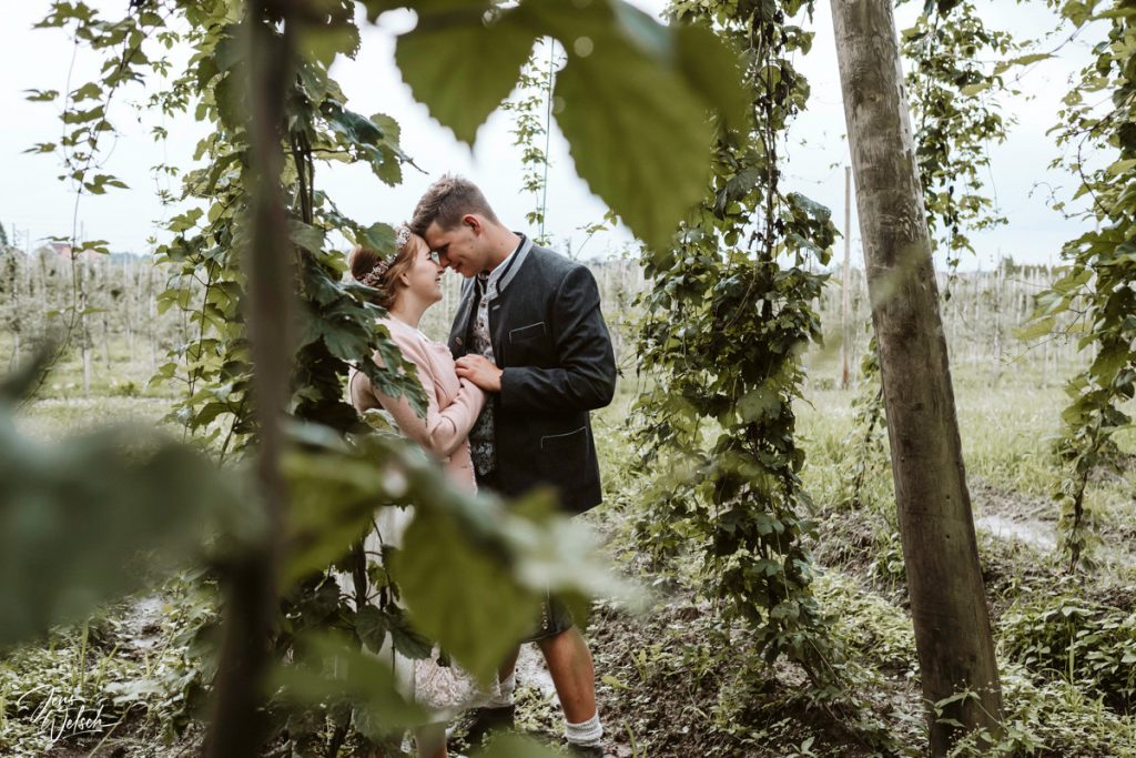 verliebt-hochzeitskuss-hopfengarten-tettnang