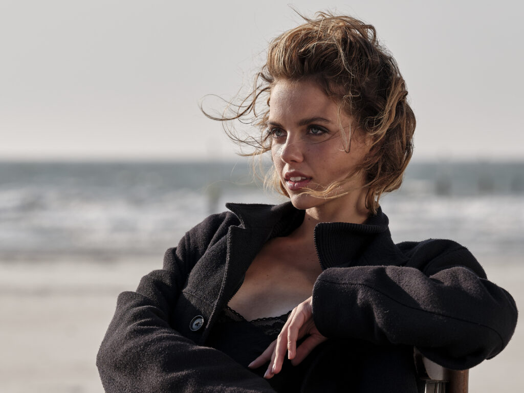 Cineastisches Farbfoto Fine Art Portrait einer Frau mit ausdrucksstarker Handgestik und natürlichem Lichtspiel