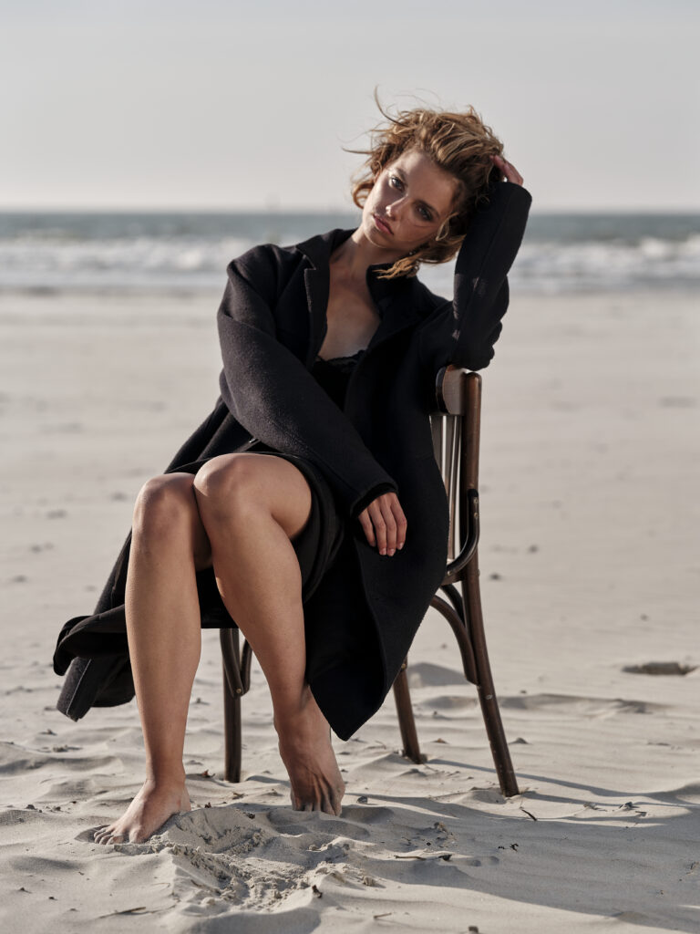 Cineastisches Farbfoto Fine Art Portrait einer Frau mit ausdrucksstarker Handgestik und natürlichem Lichtspiel