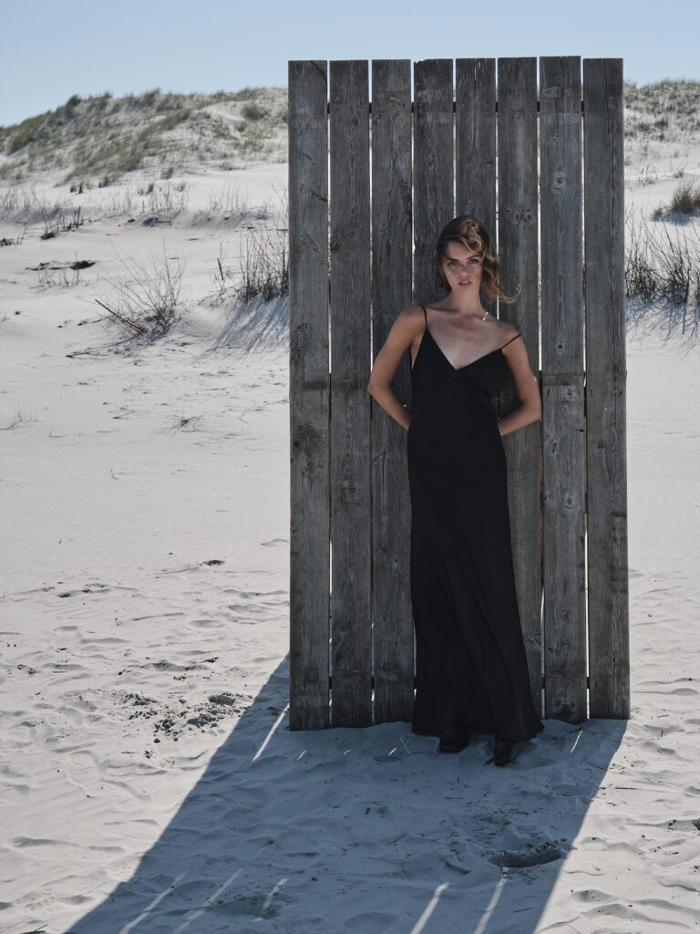 Cineastisches Farbfoto Fine Art Portrait einer Frau mit ausdrucksstarker Handgestik und natürlichem Lichtspiel