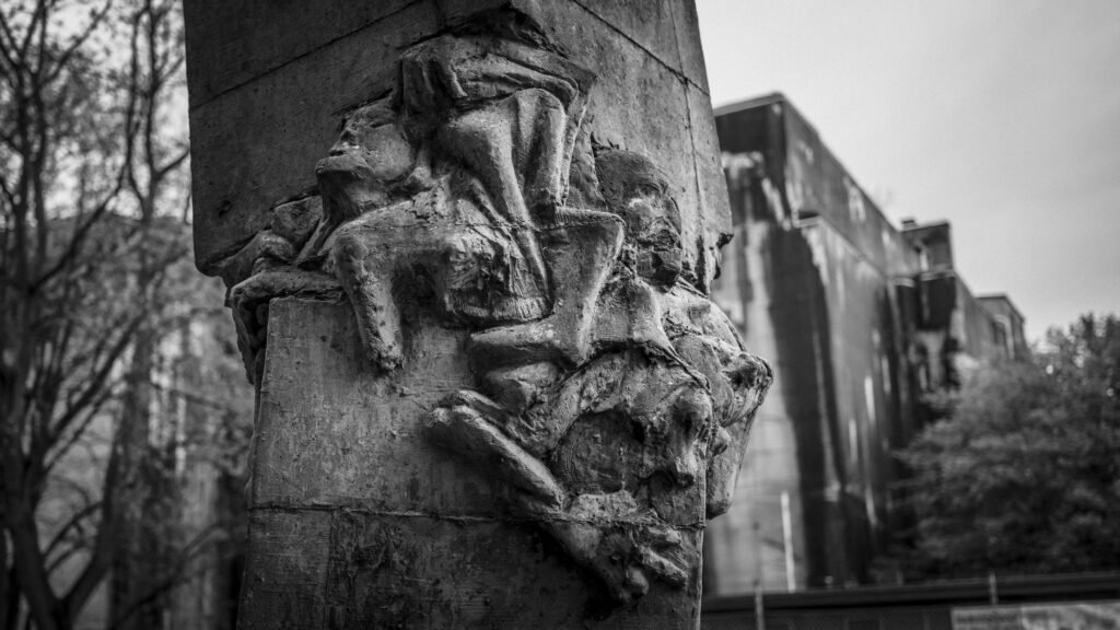 Detail eines Mahnmals vor der massiven Betonfassade des Bunkers Valentin.