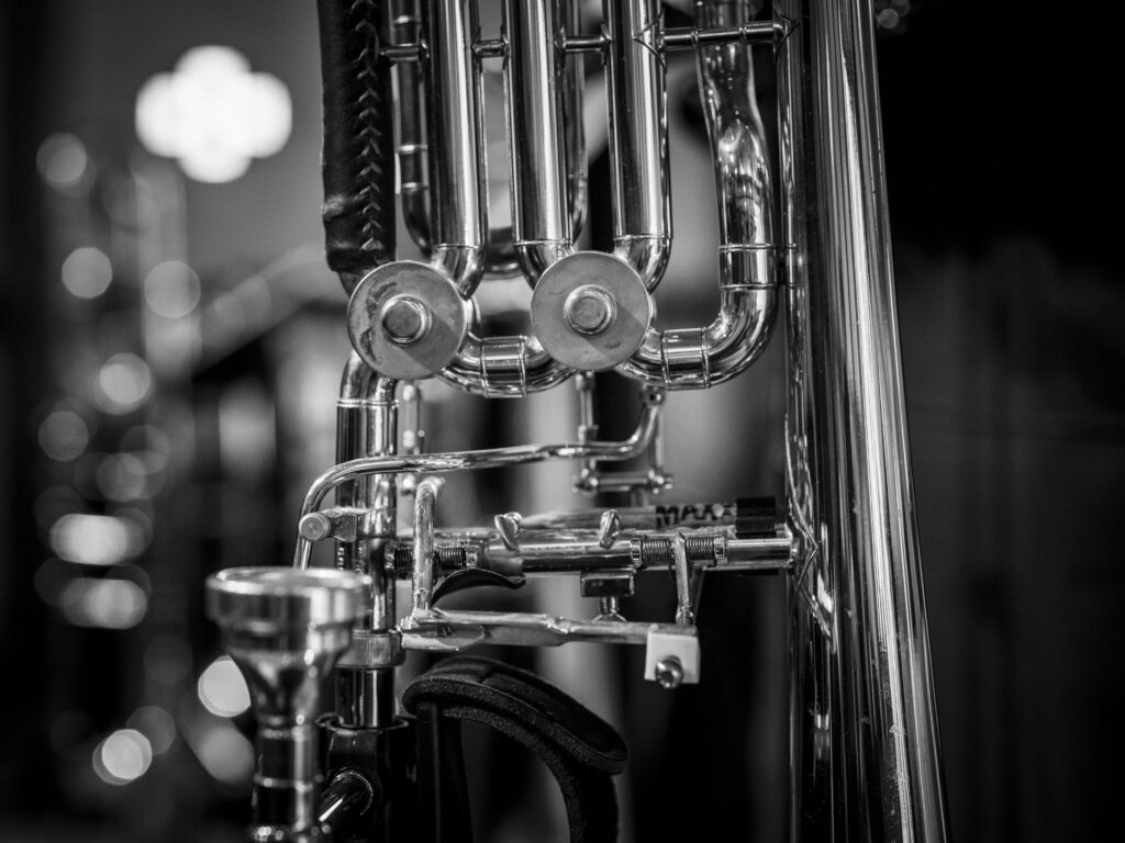 Nahaufnahme der glänzenden Ventile und Mechanik einer Blechblasinstrument-Posaune bei einem Live-Event in der Bötjerschen Scheune in Worpswede