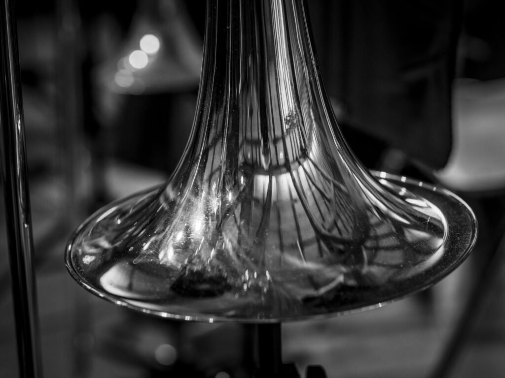 Der glänzende Schallbecher einer Trompete oder Posaune mit Lichtreflexionen bei einer Jazz-Aufführung in der Bötjerschen Scheune in Worpwede