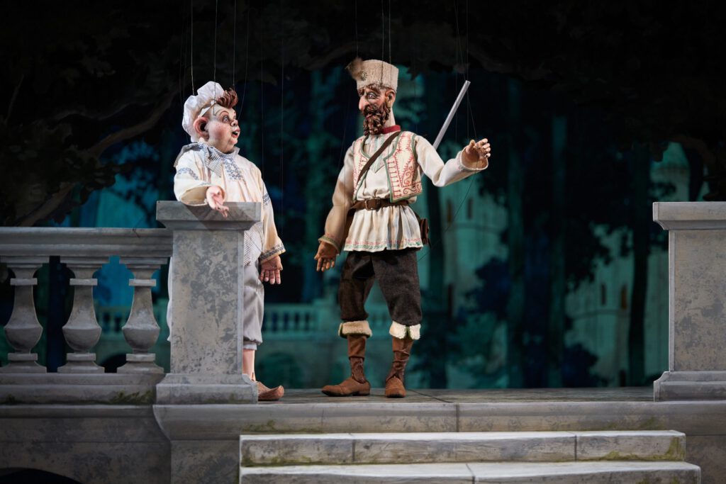 Zwei Marionetten im szenischen Dialog auf der Bühne der Lindauer Marionettenoper.