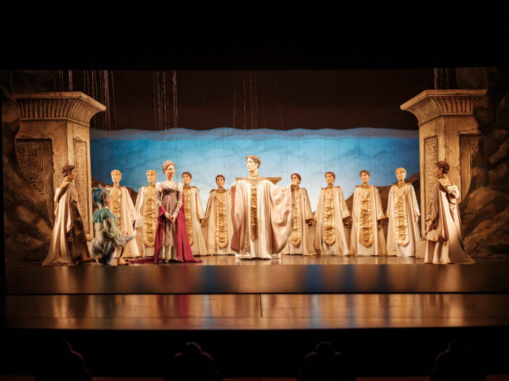 Ensemble der Lindauer Marionettenoper auf der Bühne bei Mozarts „Die Zauberflöte“