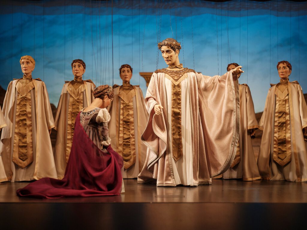 Marionetten in einer Bühnenszene der „Zauberflöte“ bei der Lindauer Marionettenoper