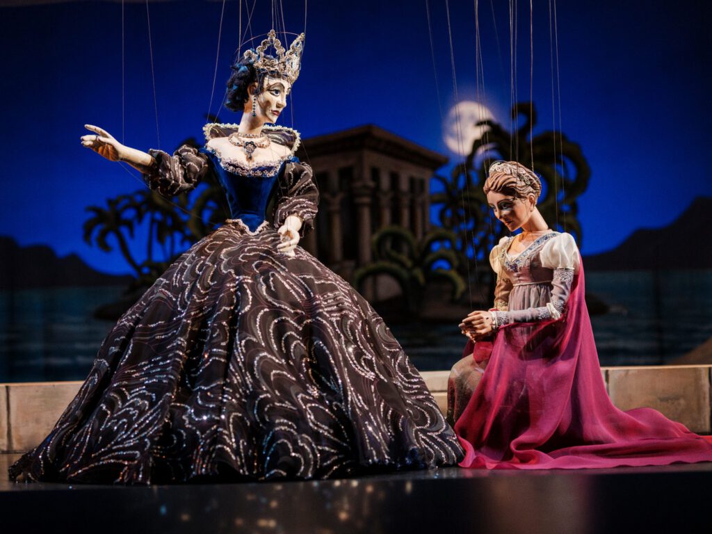 Die Königin der Nacht - zwei Marionetten in farbigem Bühnenlicht bei „Die Zauberflöte“ in Lindau