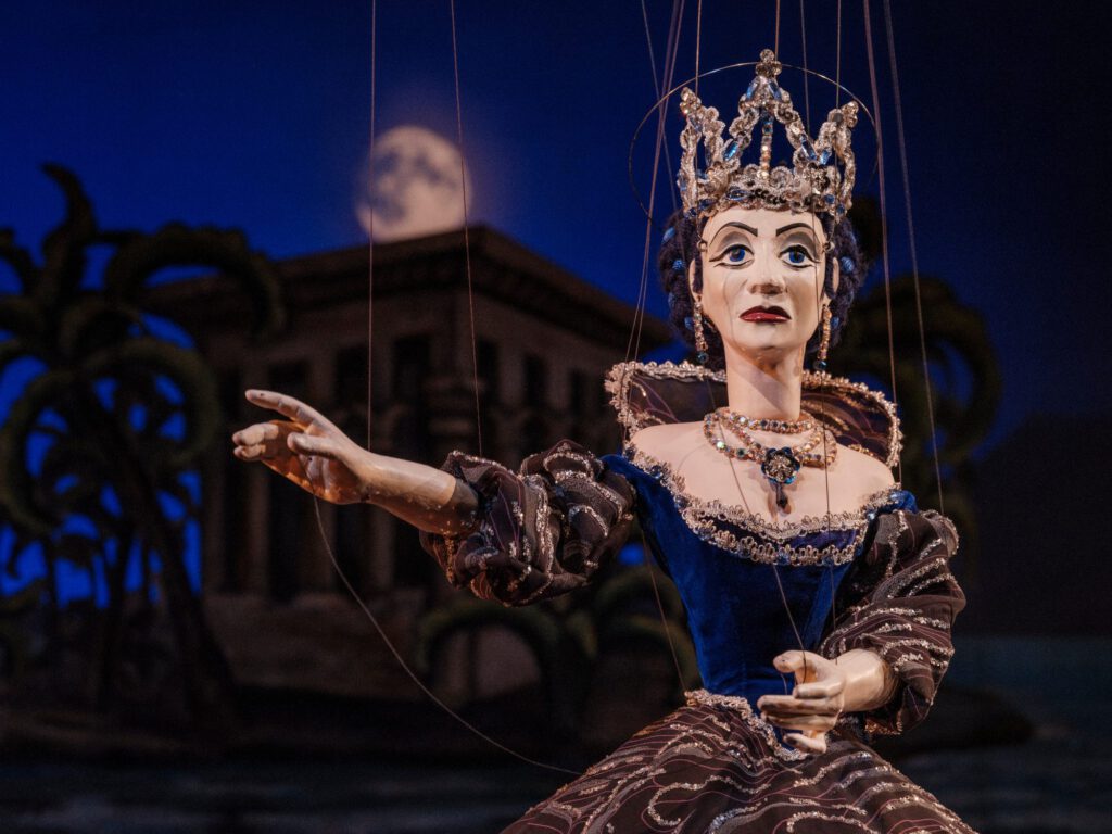 Königin der Nacht - Marionette mit Krone in „Die Zauberflöte“ der Lindauer Marionettenoper