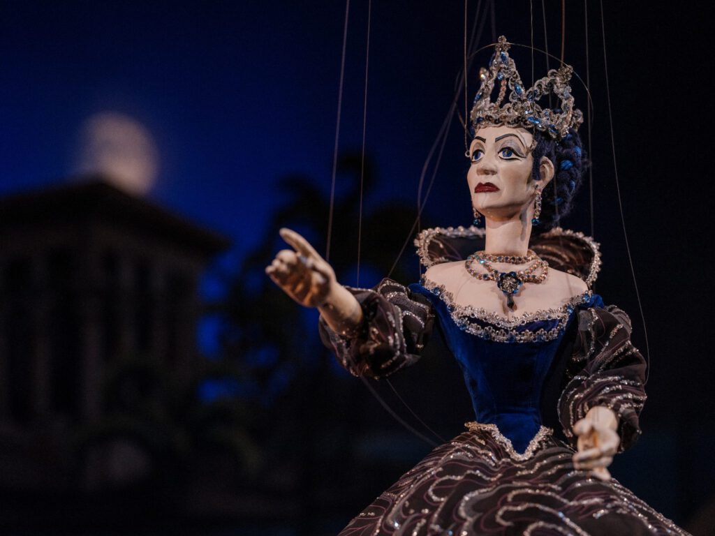 Königin der Nacht - Gekrönte Marionette im blauen Bühnenlicht der Lindauer Marionettenoper