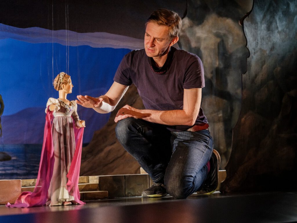 Bernhard Leismüller - Leiter der Marionettenoper Lindau - bei der Arbeit mit einer Figur auf der Bühne der Lindauer Marionettenoper