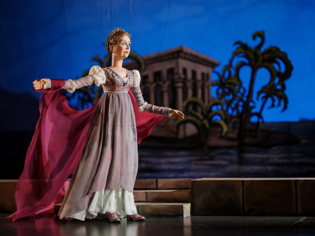 Weibliche Marionette auf der Bühne bei „Die Zauberflöte“ der Lindauer Marionettenoper